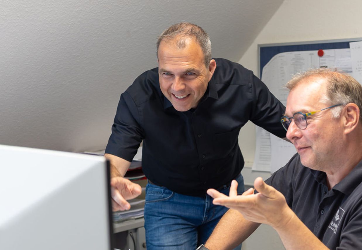Lehnen-im-Gespraech Christoph Lehnen im Gespräch am Schreibtisch